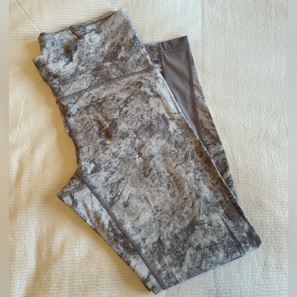 EUC Lululemon Train Times leggings Barre3 logo